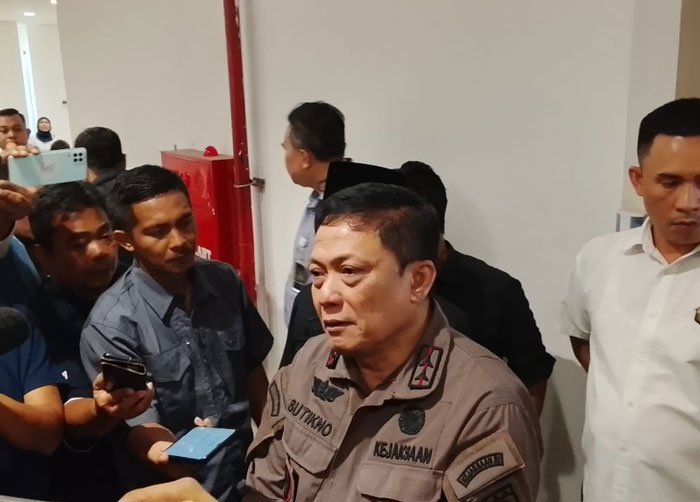 Kajati Riau Sutikno berikan keterangan pers penetapan dua tersangka perkara penguasaan PMKS Bengkalis pada Rabu (18/2/2026).