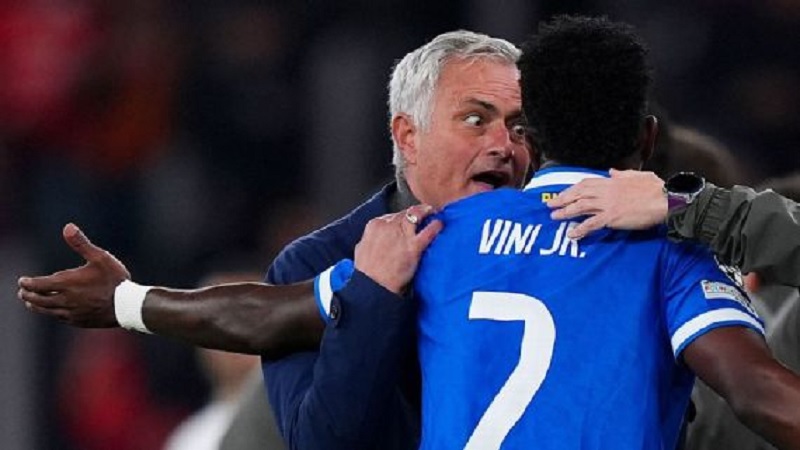 Pelatih Benfica, Jose Mourinho, terlibat adu mulut sengit dengan penyeran g Real Madrid Vinicius Junior pada le 1 play-off Liga Champions di Lisbon.
