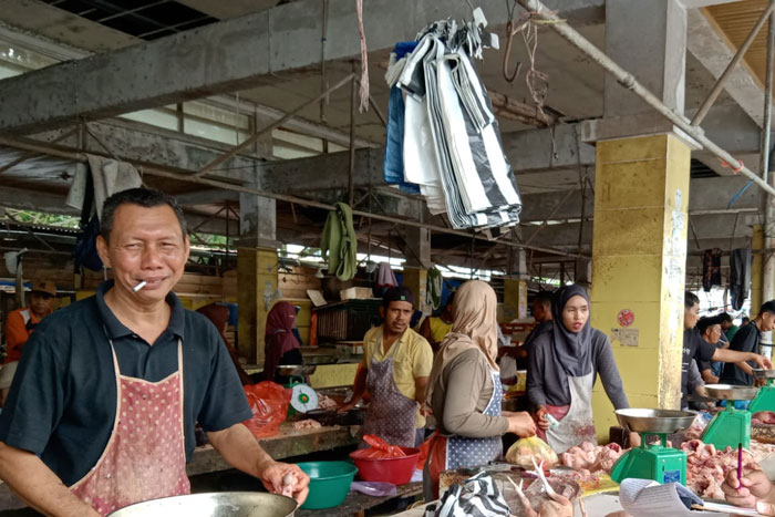 Tim Disperindagkop UKM Kabupaten Inhu saat mendata harga Bapok di Pasar Rakyat Kota Rengat, Rabu (18/2/2026).