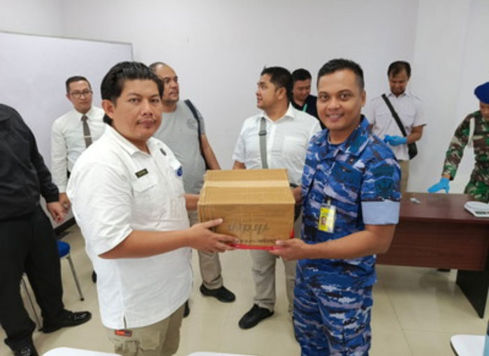 Petugas saat menyita barang bukti di terminal kargo bandara SSK II Pekanbaru, Rabu (18/2/2026).
