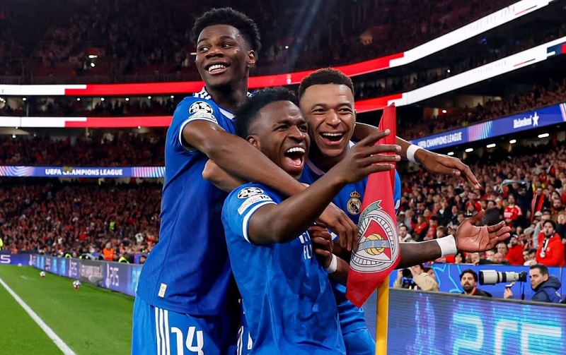Vinicius Junior (tengah) melakukan selebtasi bersama Kylian Mbappe dan Aurelien Tchouameni usai mencetak gol kemenangan Real Madrid atas Benfica di Da Luz, Lisbon.