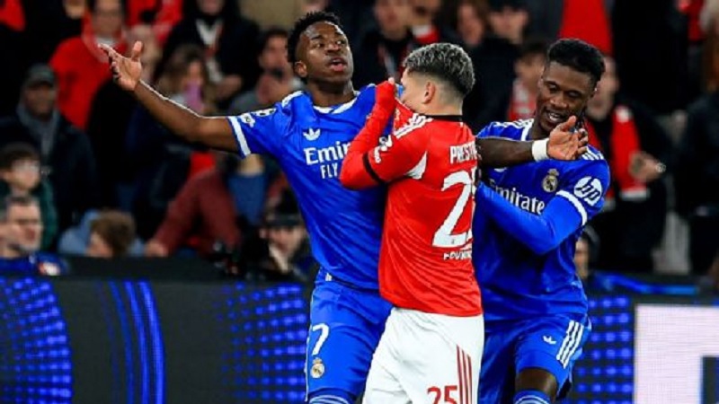 Gianluca Prestianni berkonfrontasi dengan Vin&iacute;cius J&uacute;nior setelah pemain Real Madrid itu membuka skor melawan Benfica.
