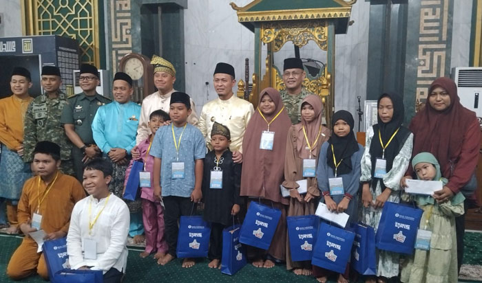 Wako Pekanbaru Agung Nugroho foto bersama usai menyerahkan santunan kepada anak-anak yatim dalam rangkaian tradisi Petang Megang, Rabu (18/2/2026).