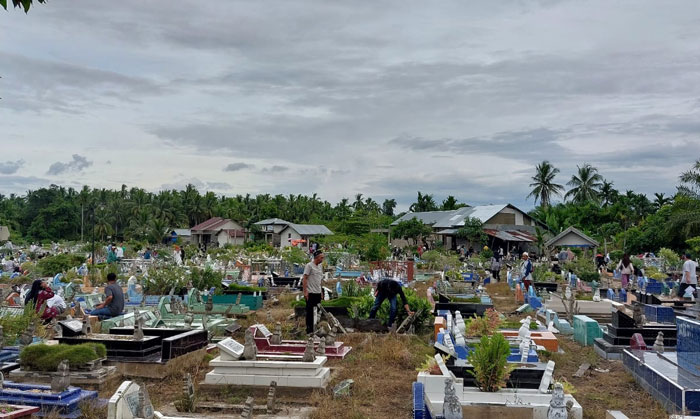 Masyarakat silih berganti ziarah di Tempat Pemakaman Umum Jalan Tanjung Harapan, Tembilahan, Rabu (18/2/2026).