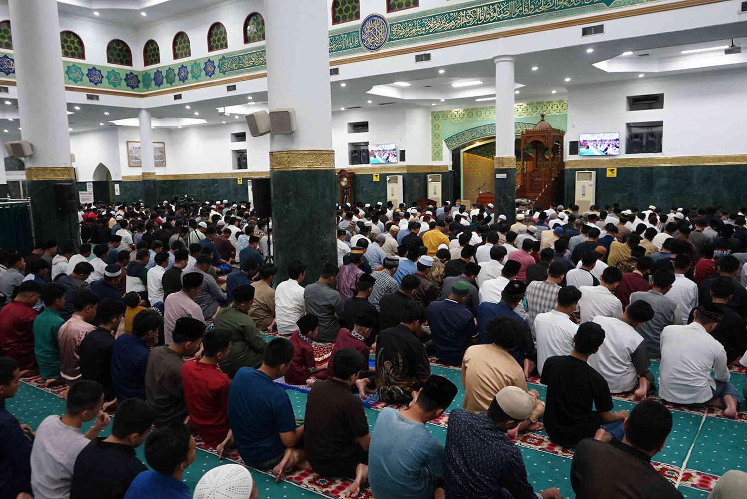 Salat Tarawih : Umat muslim melaksanakan ibadah Salat Tarawih malam pertama di Masjid Raya Annur Jalan Hang Tuah Pekanbaru, Rabu (18/2/2026). ft : EVAN GUNANZAR/RIAU POS