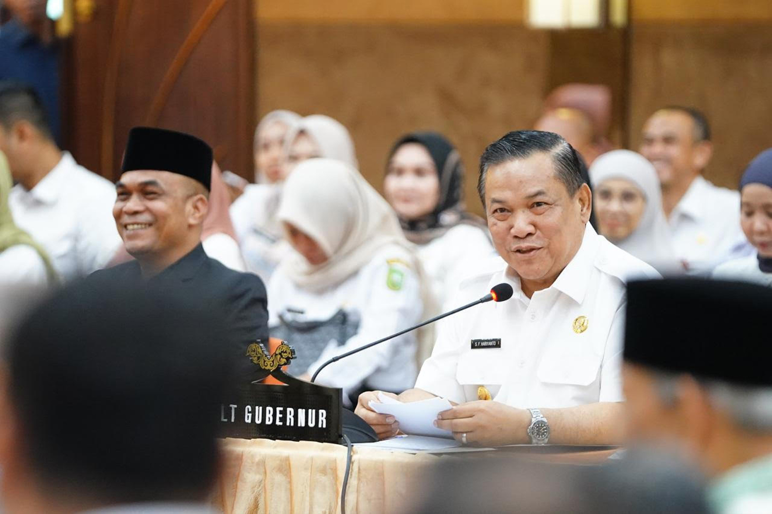 : Pelaksana Tugas Gubernur Riau SF Hariyanto berbicara dalam Forum Konsultasi Publik Rancangan Awal Rencana Kerja Pemerintah Daerah 2027 di Menara Dang Merdu Bank Riaukepri Syariah, Pekanbaru, Rabu