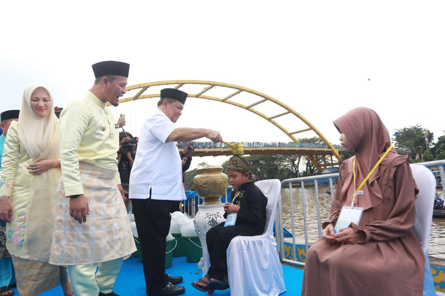 Pelaksana Tugas Gubernur Riau SF Hariyanto (tiga kiri) didampingi Wali Kota Pekanbaru Agung Nugroho (dua kiri) dan Ketua TP PKK Pekanbaru Sulastri