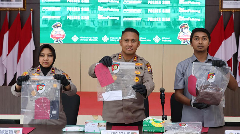 Kapolres AKBP Sepuh Ade Irsyam Siregar, Wakapolres Kompol Akira Ceria SIK dan Kasat Reskrim AKP Tidar Laksono memperlihatkan barang bukti dalam konferensi pers pengungkapan kasus pembunuhan di Minas