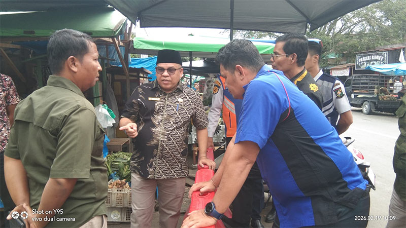 Plt Kasatpol PP Zulfikar bersama personel menertibkan parkir di kawasan Pasar Inpres Bangkinang, Kamis (19/2/2026).