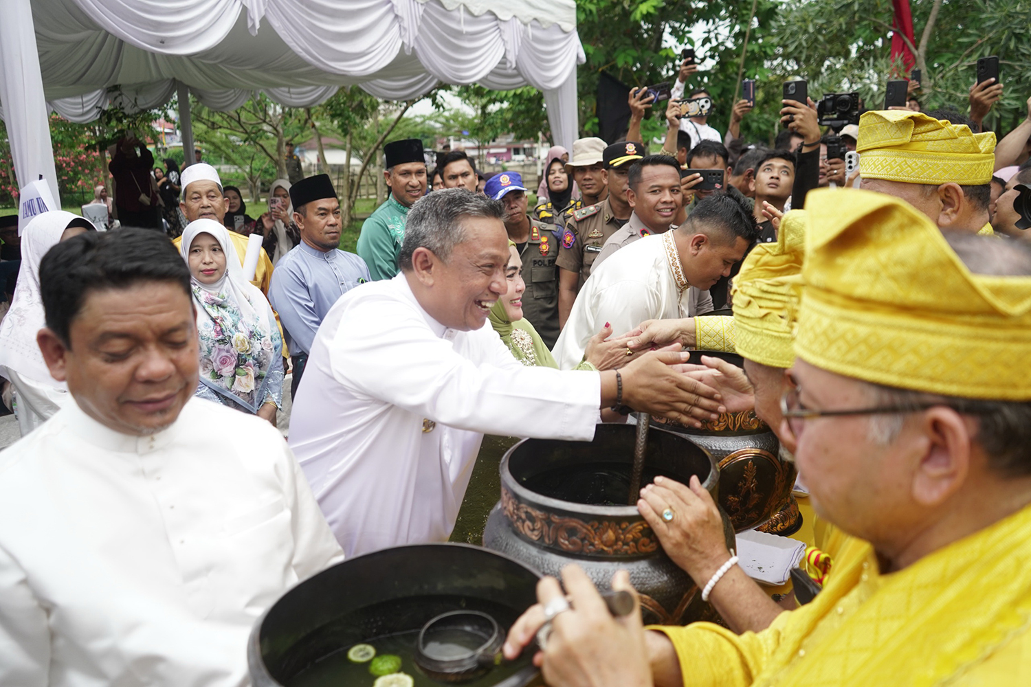 Bupati Rohul Anton ST MM didampingi Wabup H Syafaruddin Poti dan Ketua DPRD Rohul Hj Sumiartini dilimau oleh Payung Nogori Raja Lima Luhak dalam acara tradisi Potang Bolimau tingkat kabupaten yang di