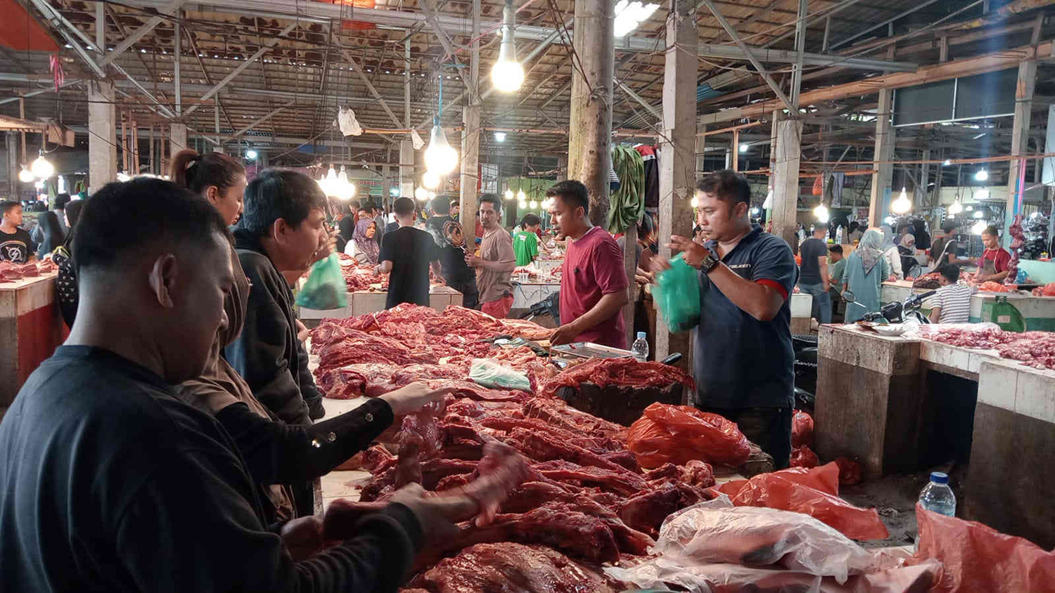 Suasana jual beli daging sapi segar di Pasar Dupa Pekanbaru, Rabu (18/2/2026). Jelang memasuki bulan Ramadan 1447 H, harga daging sapi mengalami kenaikan cukup tinggi, berkisar Rp150 ribu - Rp160 ribu