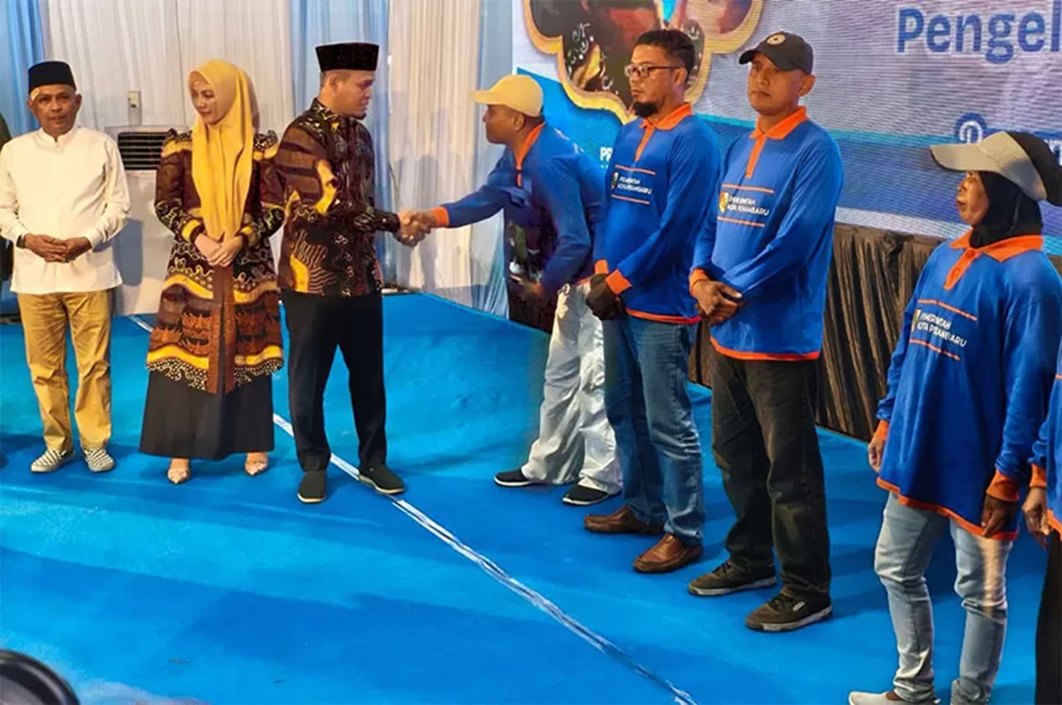 Wali Kota Pekanbaru Agung Nugroho didampingi Ketua TP PKK Pekanbaru Sulastri Agung bersalaman dan memberikan cendera mata pada perwakilan LPS saat acara silaturahmi, Selasa (17/2/2026) sore.