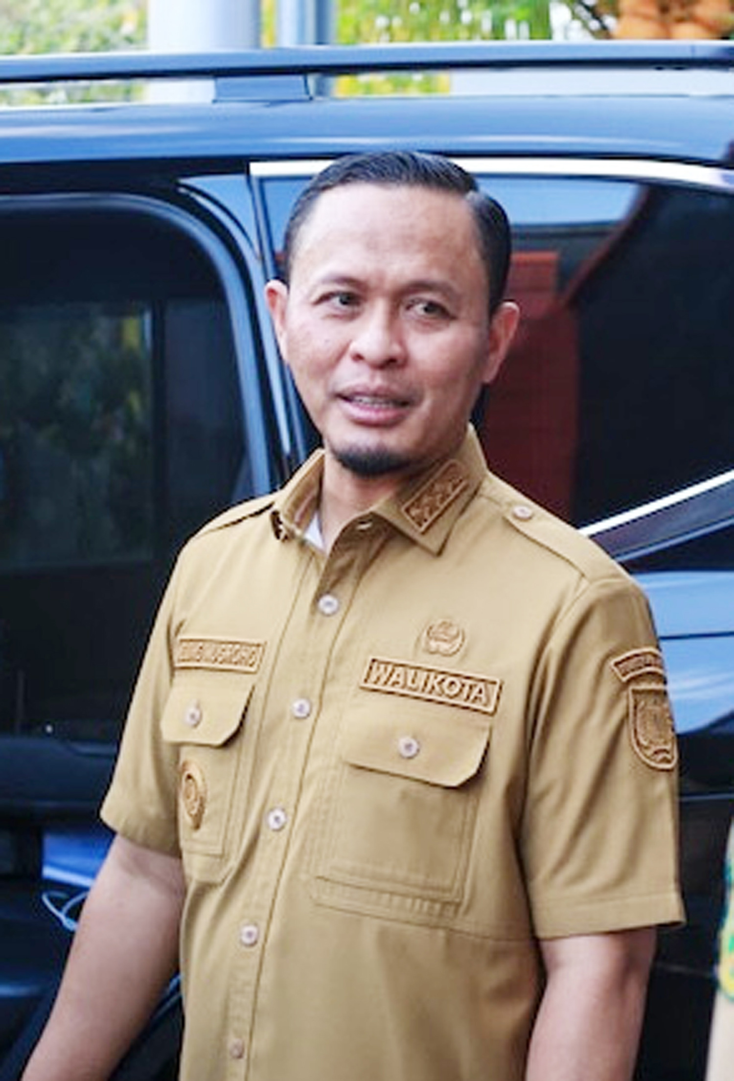 Kepada Satpol PP sebagai penegak perda untuk lebih persuasif, tidak menonjolkan arogansi dalam melaksanakan penetapan atau penegakan perda