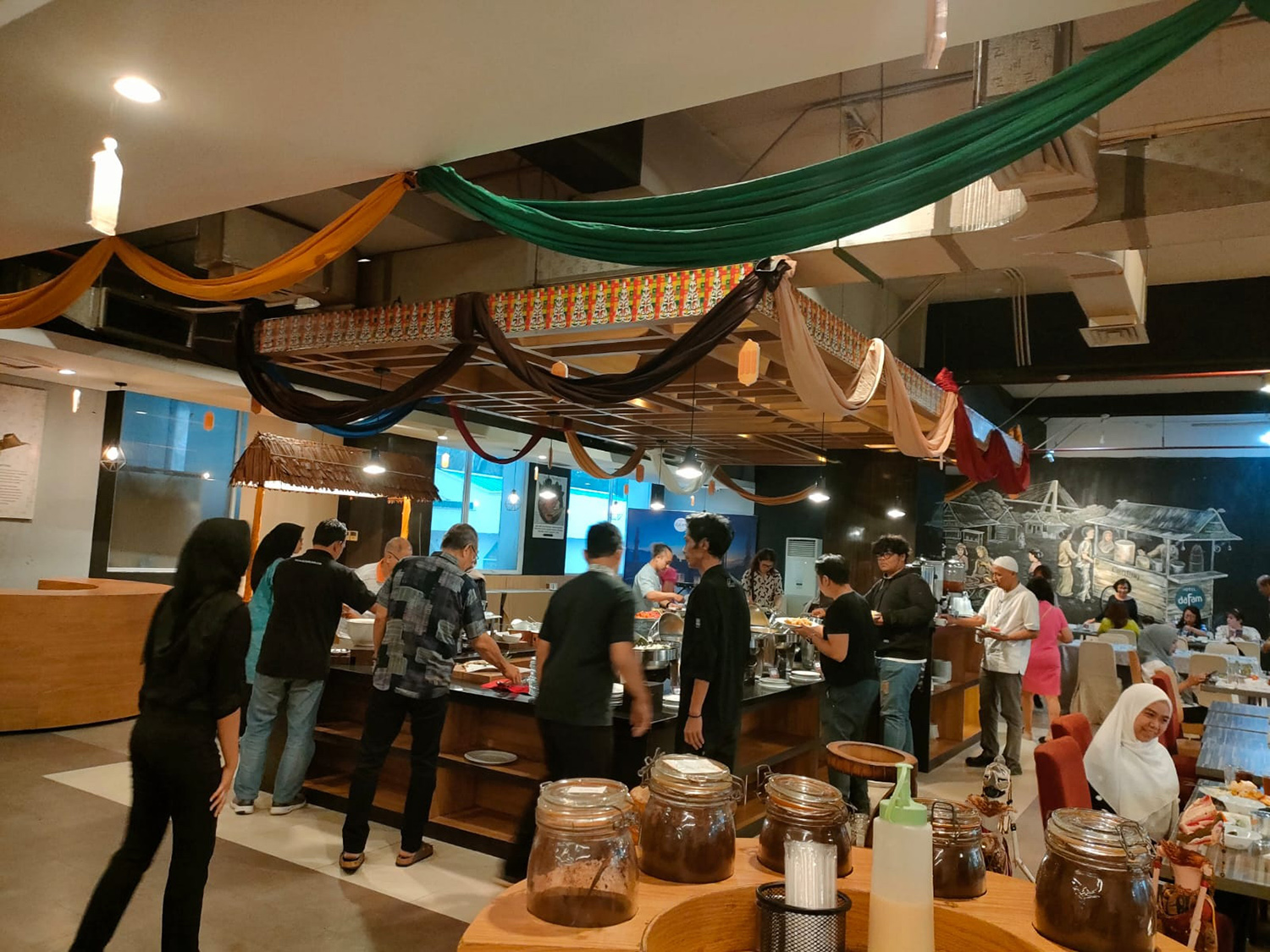 Sejumlah tamu Hotel Dafam Pekanbaru terlihat menikmati menu berbuka puasa di Canting Restoran Hotel Dafam Pekanbaru, tahun lalu.