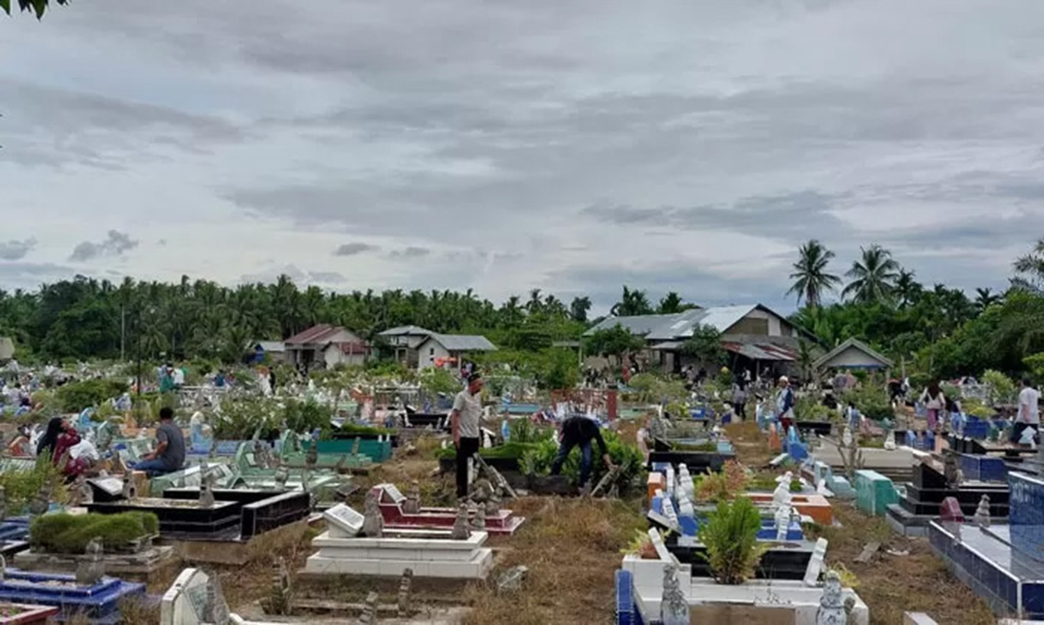 Masyarakat saat berziarah di Tempat Pemakaman Umum (TPU) Jalan Tanjung Harapan, Tembilahan, Rabu (18/2/2026).