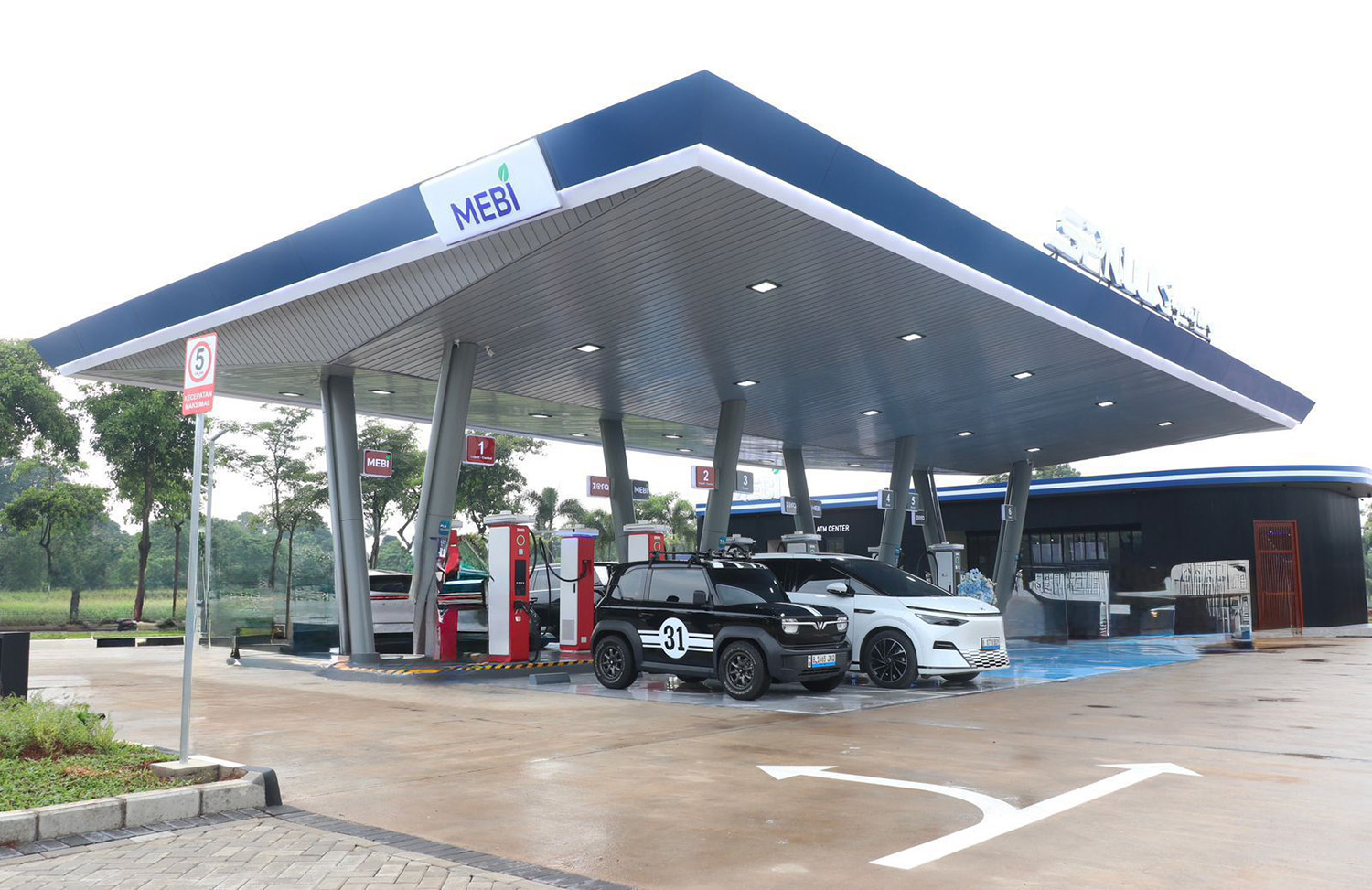 SPKLU Center Signa&shy;tu&shy;re berkapasitas 400 kW di Scientia Garden, Gading Serpong, Kabupaten Tangerang. Fasilitas ul&shy;tra fast charging yang mengusung teknologi split charger dengan liquid cooling system