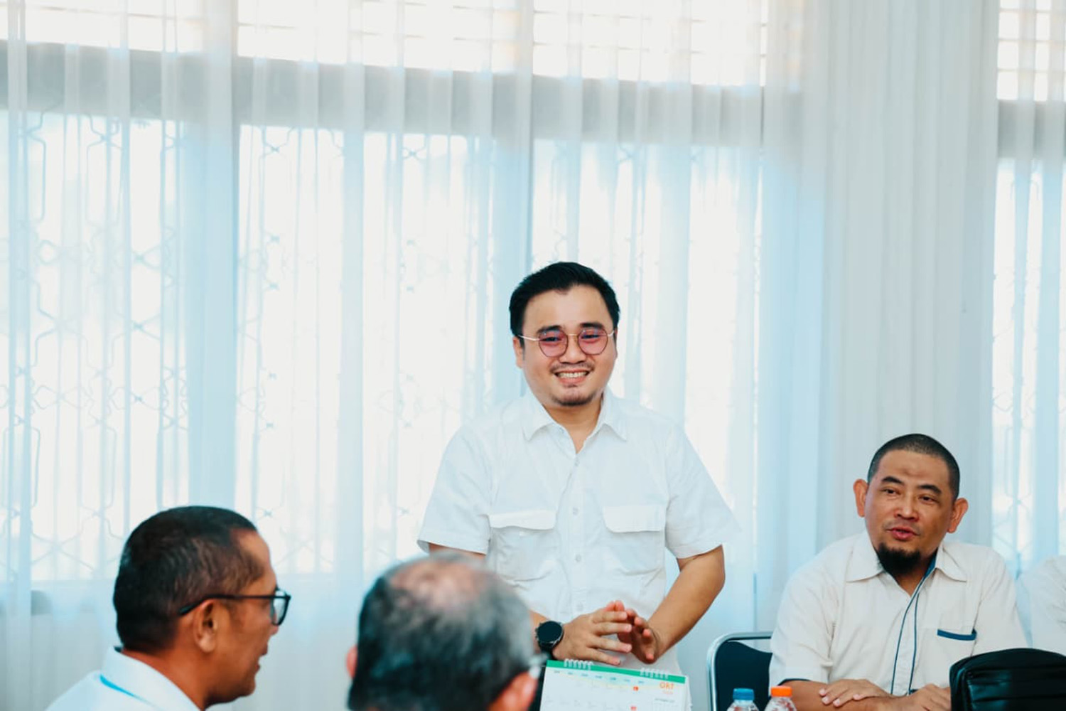 Salah seorang karyawan PTPN IV Regio&shy;nal III saat memberi penjelasan, beberapa waktu lalu.