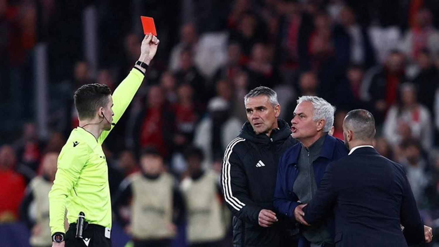 Pelatih Benfica, Jose Mourinho, dikartu merah wasit Francois Letexier usai menerima kartu kuning kedua akibat protes berlebihan dalam pertandingan kontra Real Madrid pada first leg play-off fase knock