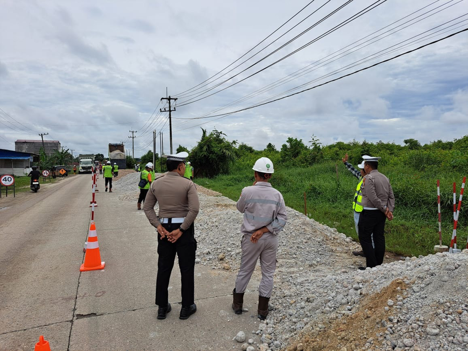 Personel Polres Pelalawan mengatur lalu lintas saat sistem buka tutup diterapkan di Jalan Lintas Timur Kilometer 75 Pangkalankerinci, Kabupaten Pelalawan, Rabu (18/2/2026).