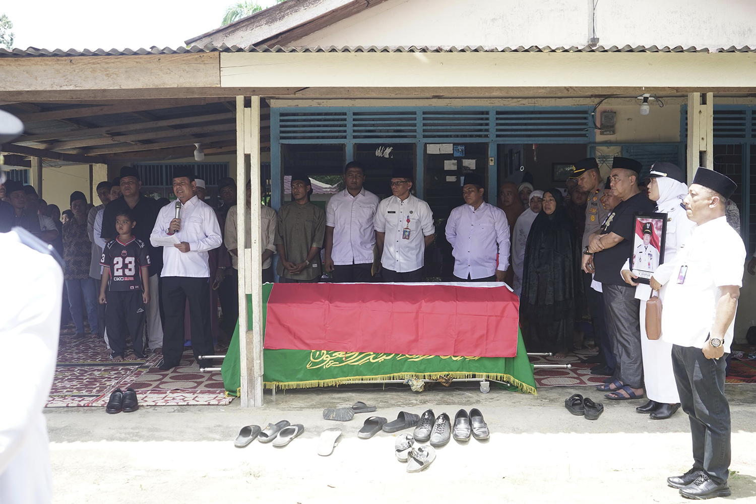 Wabup Rohul Syafaruddin Poti memimpin pelepasan jenazah Kades Lubuk Napal H Syofyan, Rabu (18/2), di rumah duka Rambah Samo.