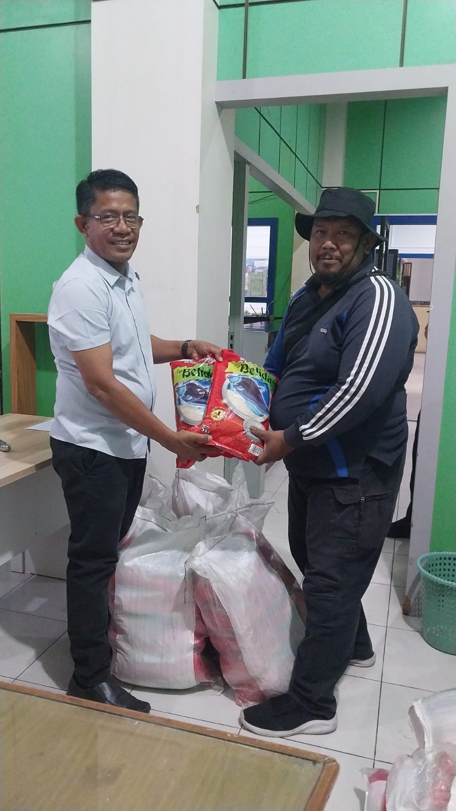 Tenaga ahli DLHK Kota Pekanbaru, Asriyanto SE MM menyerahkan bingkisan sembako kepada LPS Delima Asri sebanyak 27 karung beras, Kamis (19/2/2026).