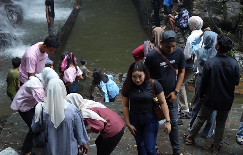 Kepadatan masyarakat Kuansing mengunjungi objek wisata air terjun tujuh tingkat Guruh Gemurai Desa Kasang Kecamatan Kuantan Mudik menyambut Ramadan, Rabu (18/2/2026).