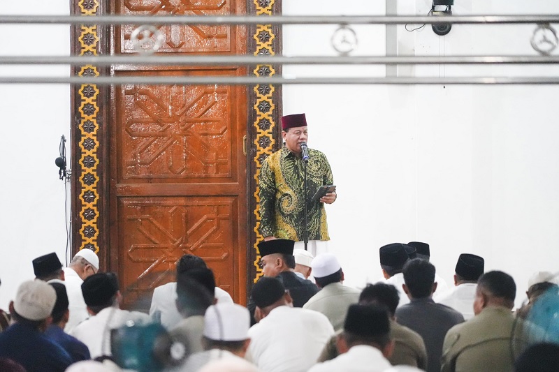 Bupati Kuansing H Suhardiman Amby, melaksanakan tarawih perdana di Masjid Agung Ar Raudah Kuansing, Rabu (18/2/2026) malam.