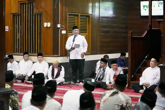 Bupati Rohul Anton ST MM menyampaikan aspirasi masyarakat dalam kunjungan safari Ramadan Plt Gubri SF Hariyanti di Masjid Raya Darussalam, Kamis (19/2/2026) malam.