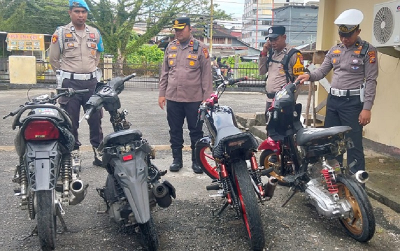 Kapolsek Bangko Kompol Buyung Kardinal memperlihatkan motor yang diamankan polisi terkait aksi balapan liar.