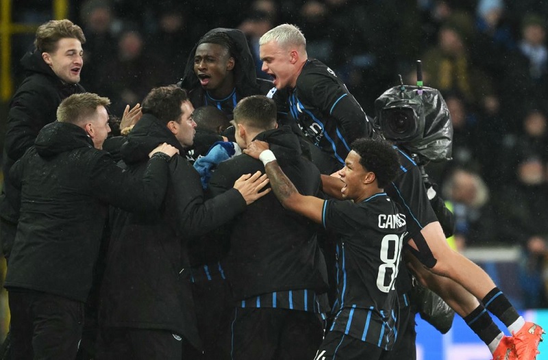 Pemain Club Brugge merayakan gol penyama kedudukan melawan Atletico Madrid pada leg 1 play-off Liga Champions yang berakhir dengan skor 3-3.
