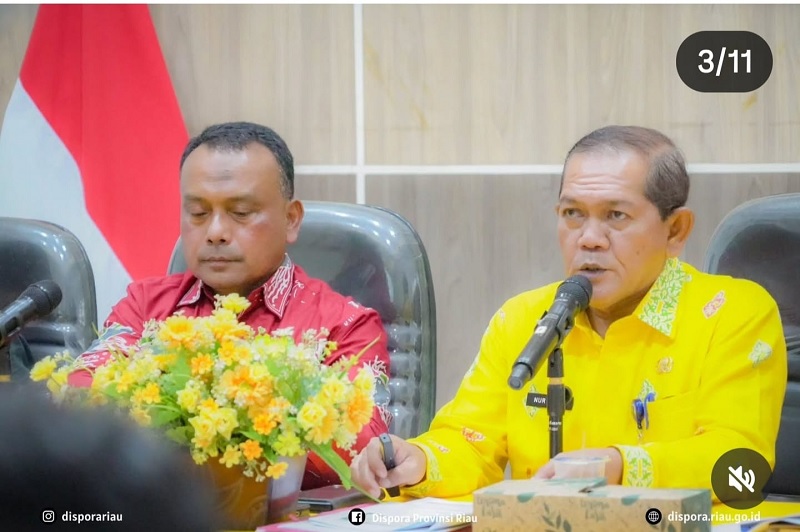 Dinas Kepemudaan dan Olahraga Riau Yurnalis Basri (kiri) didampingi Sekretaris Nur Hamdi saat memimpin rapat koordinasi dengan 12 kabupaten/kota di Aula Dispora Jalan Sutomo, Pekanbaru.