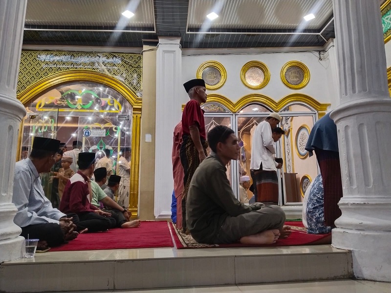 Jamaah berada di bagian luar, samping masjid karena ramainya yang mengikuti salat tarawih perdana di Masjid Agung Al Ikhlas, Bagansiapiapi, Rabu (18/2/2026).