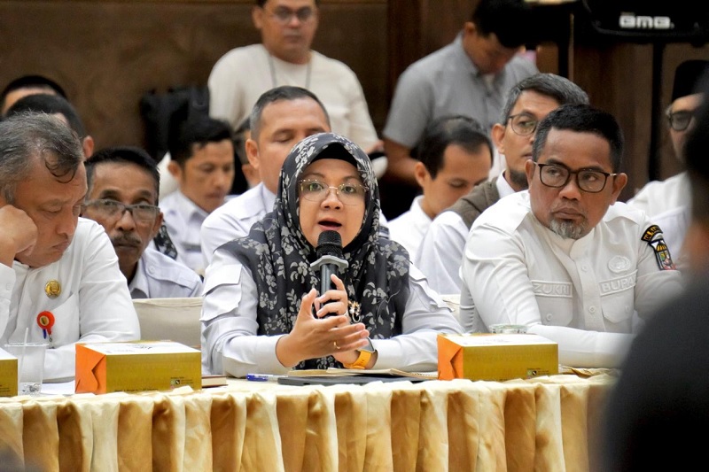 Bupati Afni ajak berjuang bersama mendapatkan dana tugas pembantuan untuk pembangunan dalam dalam Forum Konsultasi Publik Rancangan Awal RKPD Provinsi Riau Tahun 2027 di Ballroom Menara Dang Merdu Lan