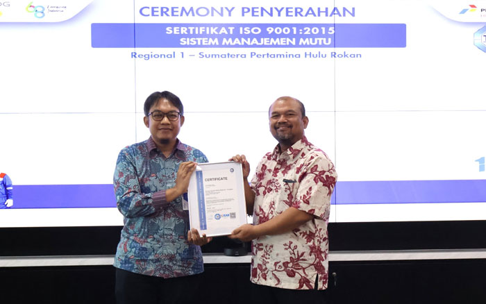Direktur Utama PHR Regional 1 Muhamad Arifin menerima sertifikat ISO 9001:2015 yang diserahkan oleh ountry Head of Business Assurance TUV SUD Indonesia, Unggul Prabowo, Rabu (18/2/2026).
