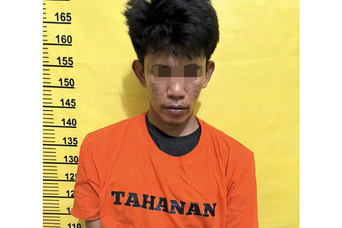 Tersangka MRA alias Kanok saat diamankan Polsek Kelayang, Kamis (19/2/2026).