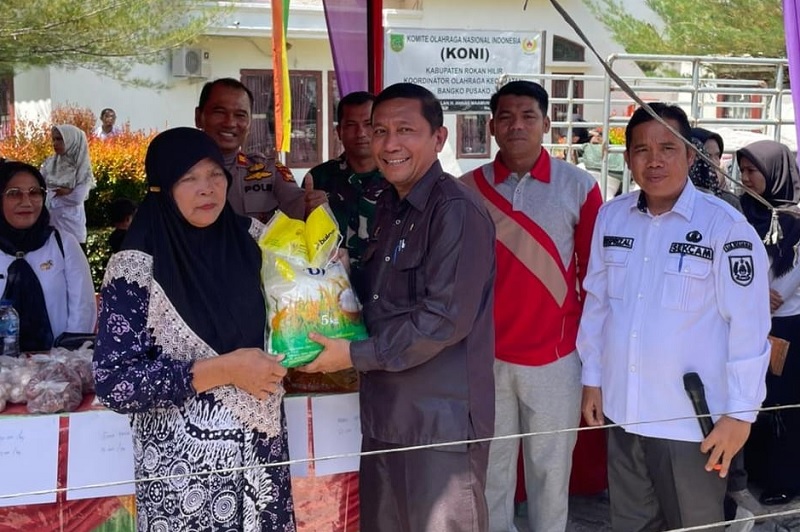 Kepala DKPP Rohil Cicik Mawardi Athar pada saat kegiatan operasi pangan murah di Kecamatan Bangko Pusako, baru-baru ini.