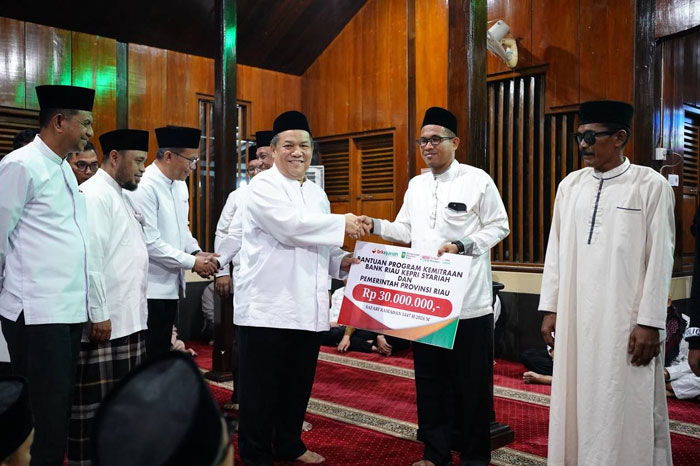 Plt Gubri SF Hariyanto menyerahkan bantuan kepada pengurus masjid saat Safari Ramadan di Rohul, Kamis (19/2/2026).