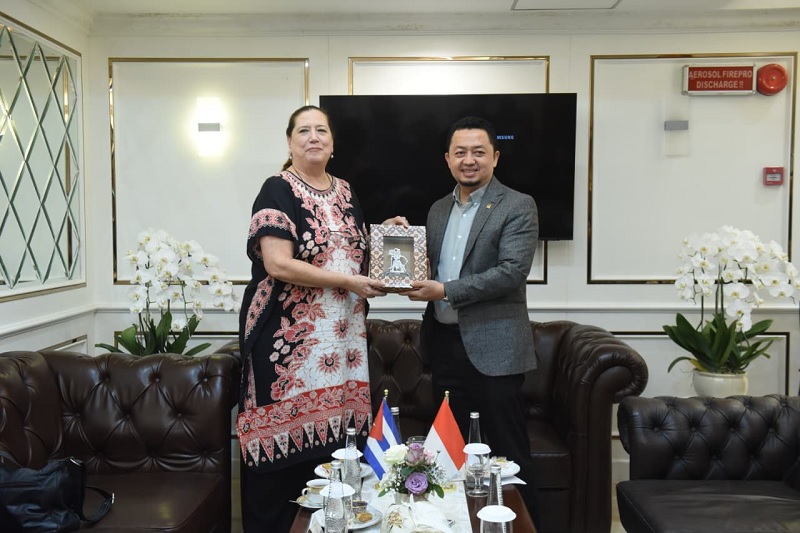Ketua BKSAP DPR RI, Syahrul Aidi Maazat saat menerima Duta Besar Kuba, Dagmar Gonzalez Grau.