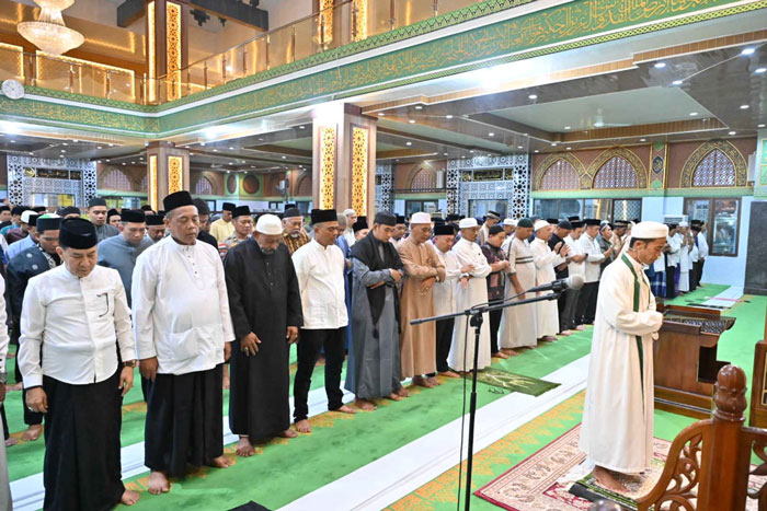 Pelaksanaan Salat Isya dan Tarawih di Masjid Agung Istiqomah Bengkalis berlangsung khusuk dan hikmat, Rabu (18/2/2026) malam.
