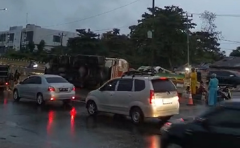 Truk tangki terguling setelah menabrak pembatas di flyover Jalan Sudirman Pekanbaru, Kamis (19/2/2026) sekitar pukul 06.00 WIB.