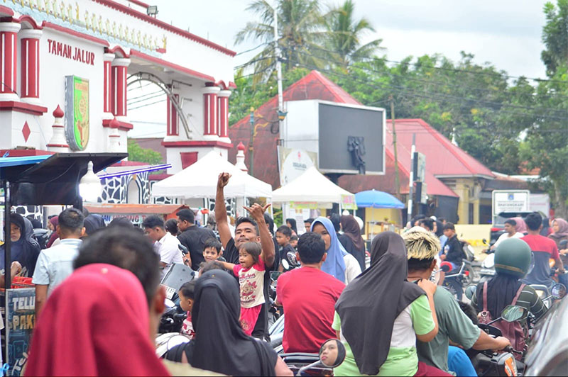 Masyarakat Teluk Kuantan sekitarnya, ramai memadati pasar kaget Ramadan di kawasan Taman Jalur-Eks Pasar Bawah Teluk Kuantan, Kamis (19/2/2026) sore.