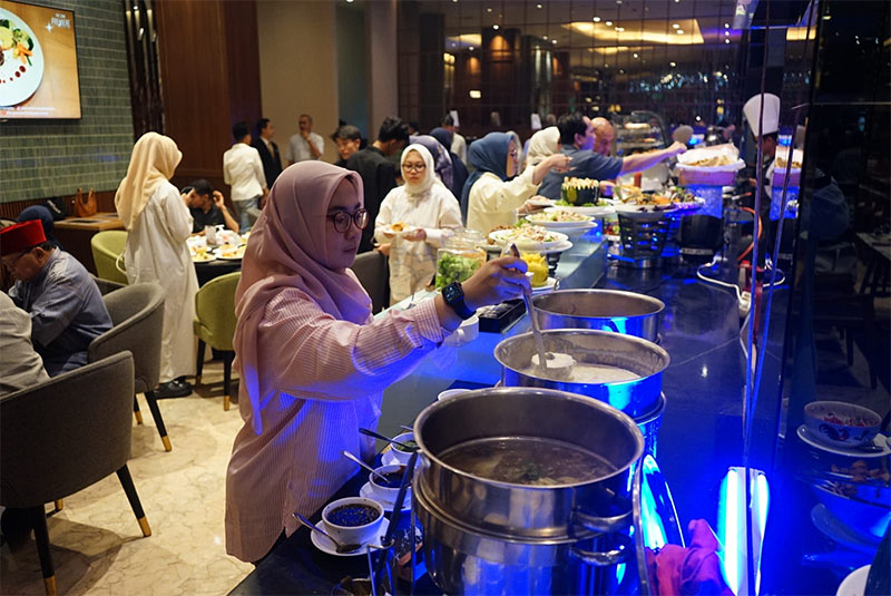 Pengunjung menikmati menu makanan berbuka puasa yang dihidangkan oleh Hotel Premiere Pekanbaru, Kamis (19/2/2026).
