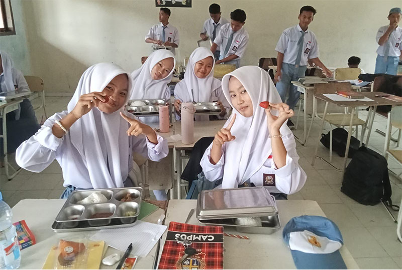 Siswi SMA 2 Singingi Hilir mendapatkan MBG disaat istirahat jam belajar beberapa waktu lalu.