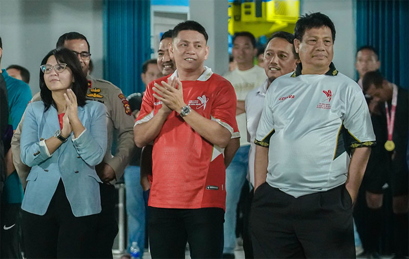 Wakil Ketua PSSI pusat Ratu Tisha Destria didampingi Ketua PSSI Riau Edward Riansyah dan Sekretaris PSSI Riau Agus Samsir bertepuk tangan saat menghadiri penutupan Liga 4 Zona Riau 2025/2026