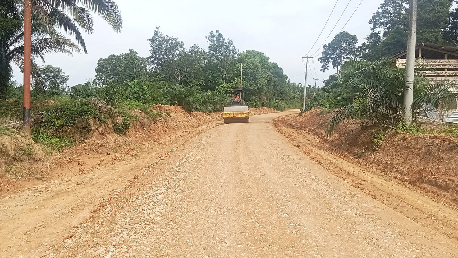 Alat berat Dinas PUPR Rohul sedang melakukan pemeliharaan ruas jalan Simpang Sempurna Alam menuju Kepenuhan Jaya, Kecamatan Kepenuhan Hulu, baru-baru ini.