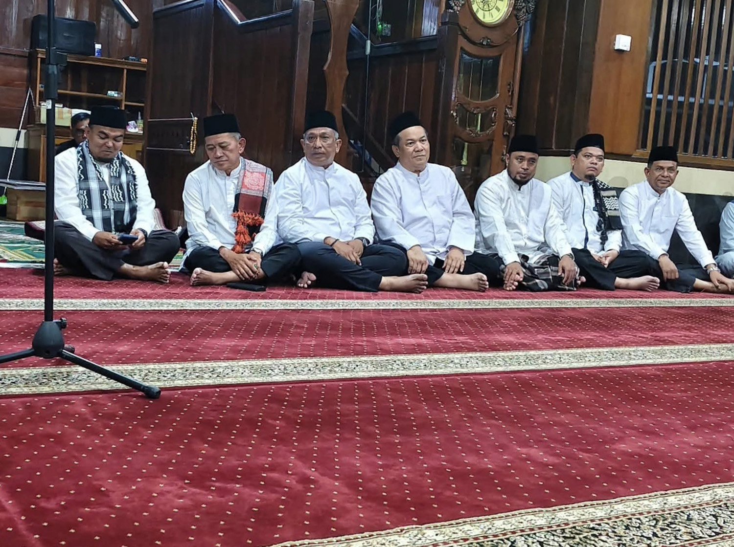Plt Gubernur Riau H SF Hariyanto didampingi Bupati Rohul Anton saat melakukan kunjungan kerja dalam rangka Safari Ramadan di Masjid Raya Darussalam, Kecamatan Kunto Darussalam, Rohul, Kamis (19/2/202