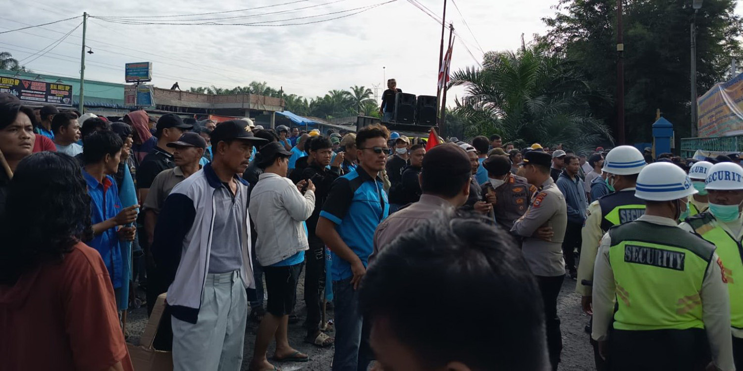 Buruh dari dua kubu PUK SPTI berunjuk rasa di lingkungan PT PAA Simpang Bangko, Desa Bumbung, Kecamatan Bathin Solapan, Bengkalis, Rabu (18/2/2026).