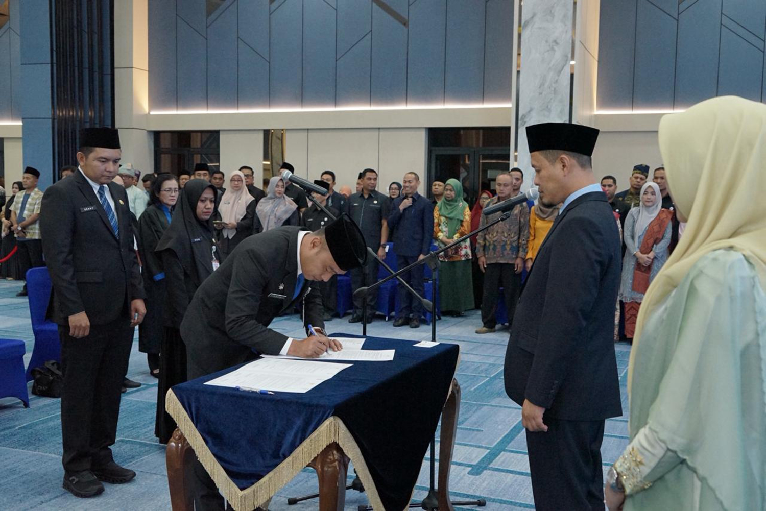 Wali Kota Pekanbaru Agung Nugroho menyaksikan Reza Aulia Putra menandatangani berita acara pelantikannya sebagai Kepala DLHK Pekanbaru, Kamis (19/2/2026).