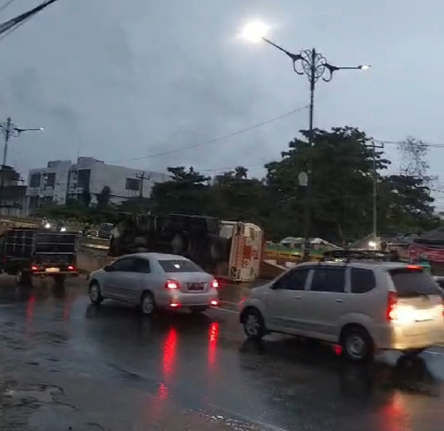 Satu unit truk tangki pengangkut BBM terbalik setelah menabrak beton pembatas flyover Jalan Jenderal Sudirman, depan RS Awal Bros, Pekanbaru, Kamis (19/2/2026).