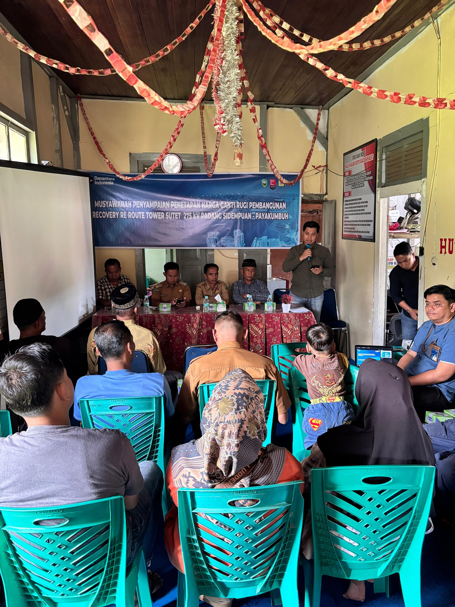 Suasana musya&shy;warah penetapan ganti rugi lahan bersama masyarakat terdampak pembangunan Tower SUTET Paya&shy;kumbuh-Padang Sidempuan.